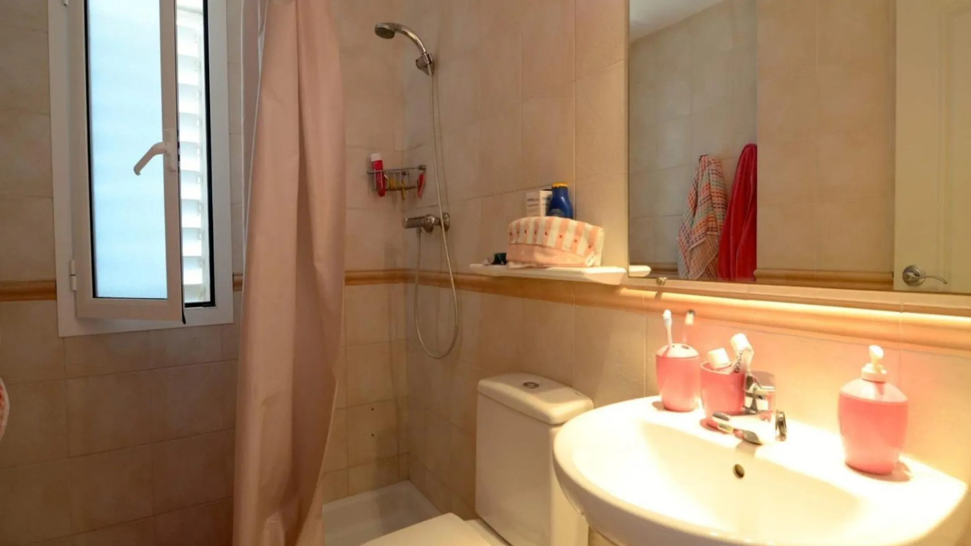 3-Bedroom Apartment In Pals